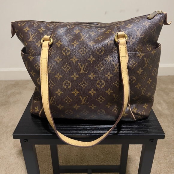 Authentic LV bag bought in Paris…selling for 650$…free shipping anywhere in US.. - Picture 4 of 5